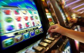 Tampilan mobile blackjack China Pools dengan kartu dealer dan area taruhan di layar ponsel