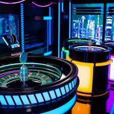 Roulette live dengan roda berputar dan pemain menempatkan taruhan di aplikasi dorahoki